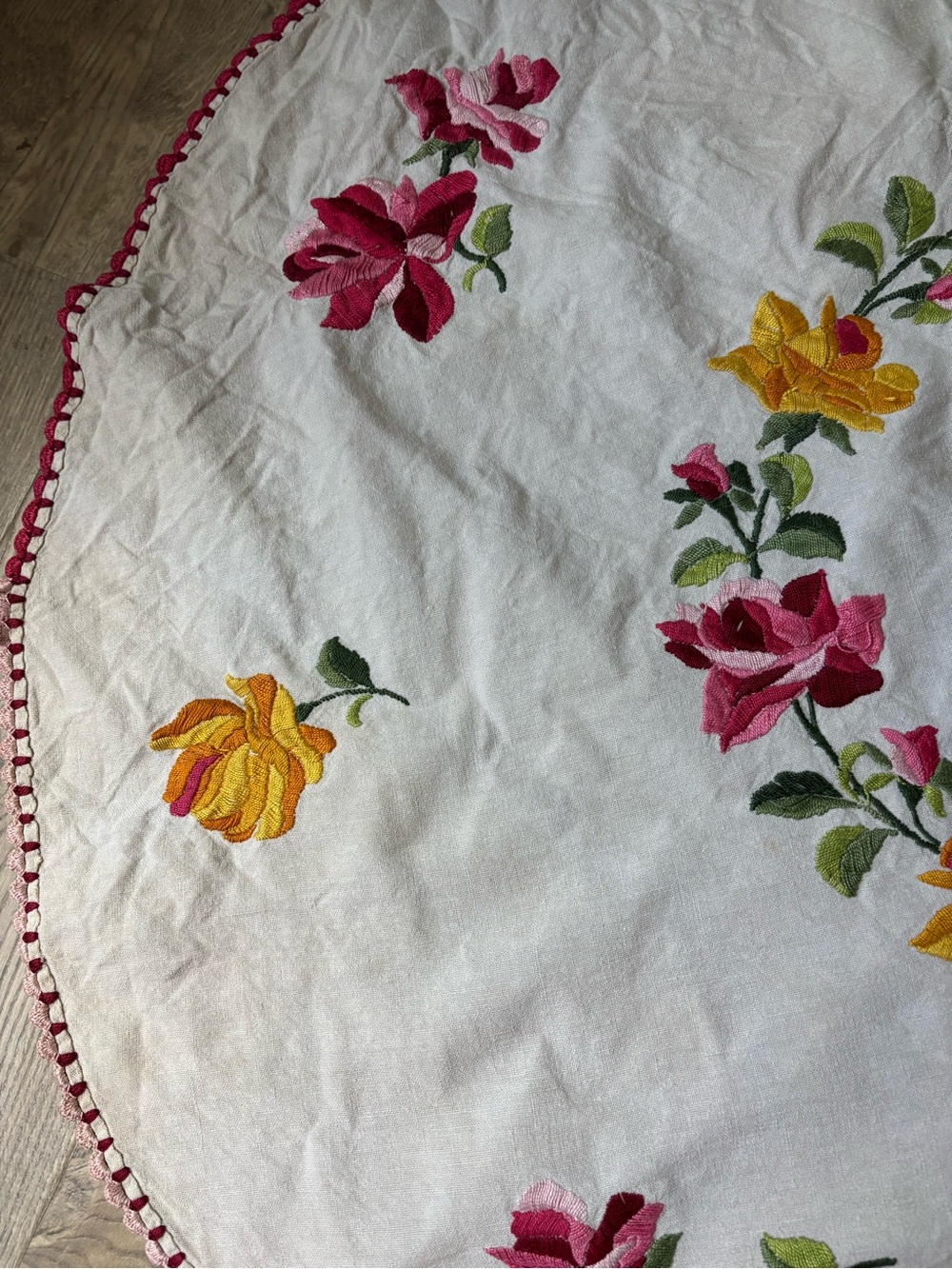 Vintage Floral Ivory Linen Tablecloth Hand Embroidered Pink Yellow Red 47”x42” - Picture 3 of 7